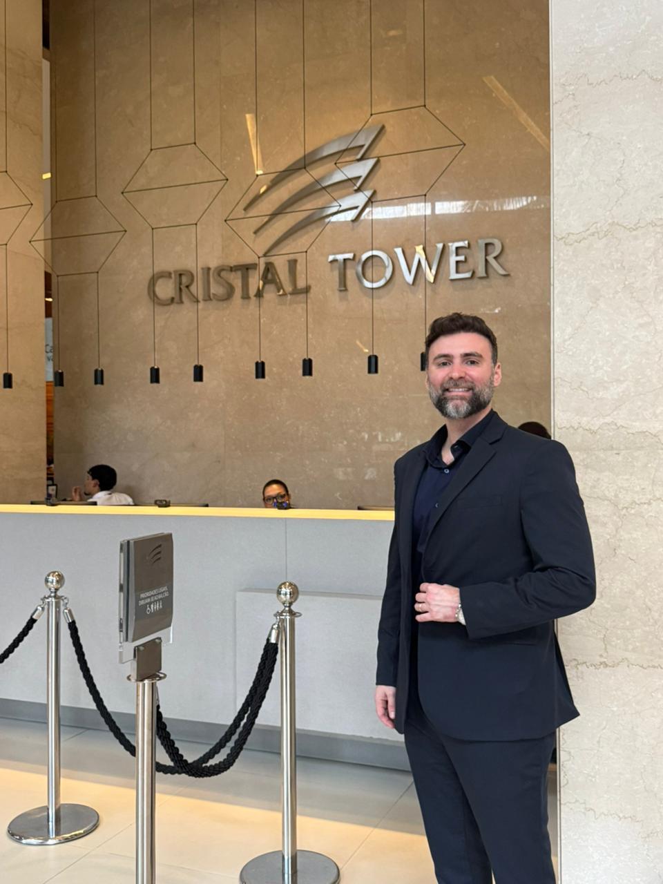 Dr. Sidharta Gadelha no saguão do Cristal Tower, em Manaus